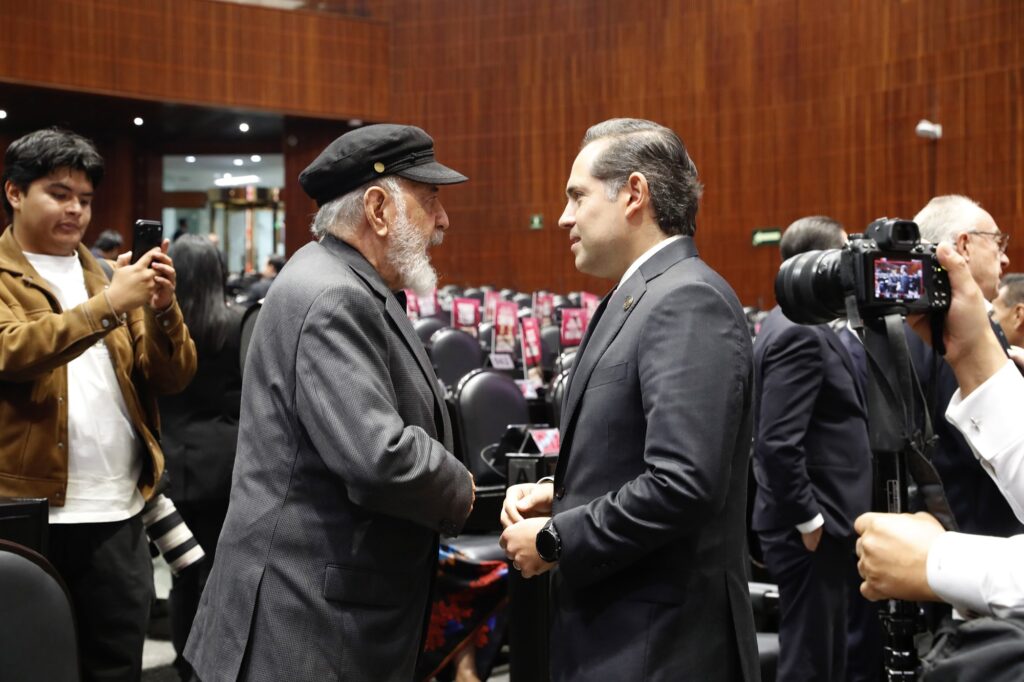 Legislador de la Cámara de Diputados toca la campana en la mesa de la Presidencia