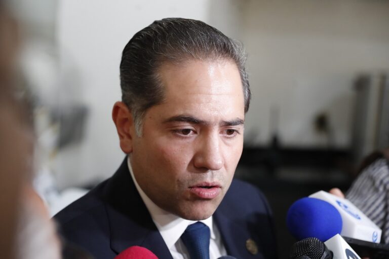 Entrevista con medios de comunicación en un recinto legislativo.